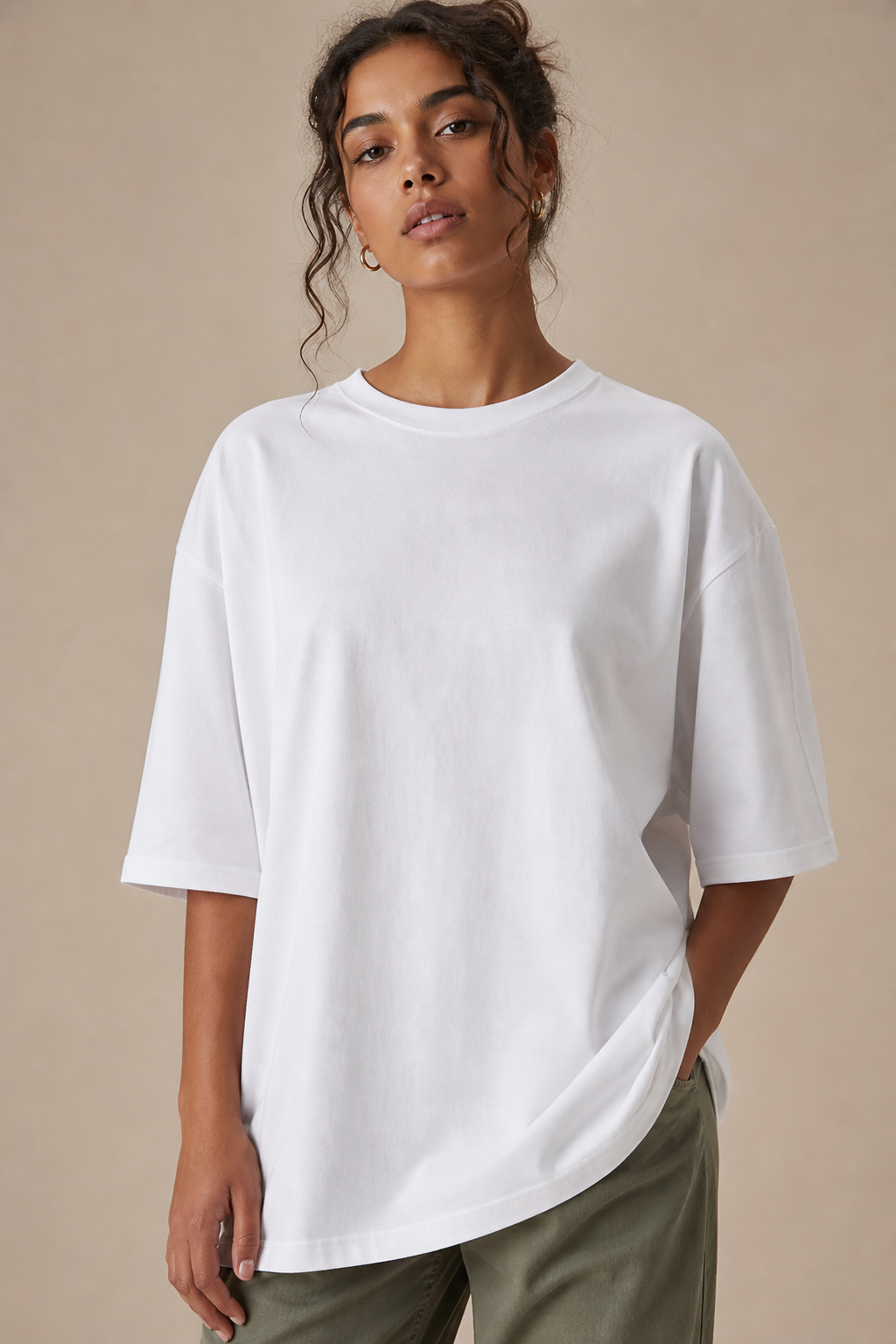 Playera blanca oversized en estudio